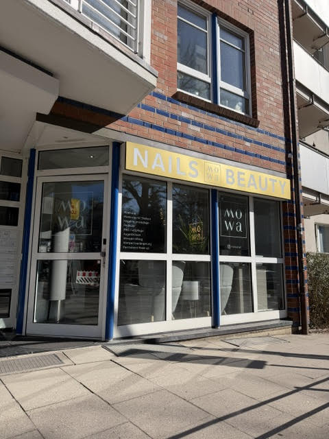 Maniküre-Arbeitsplätze mit Marmor-Tischen und Stühlen im MOWA Salon