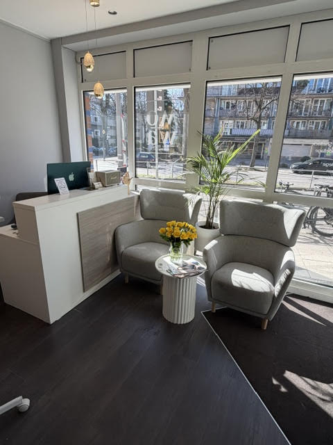 Empfang und Wartebereich im MOWA Beauty Salon